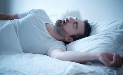 裸睡好还是穿睡衣睡觉好 哪些人不适合裸睡-八凡集