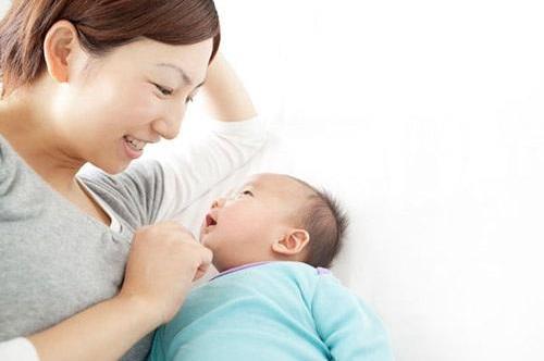 如何训练宝宝抓东西?