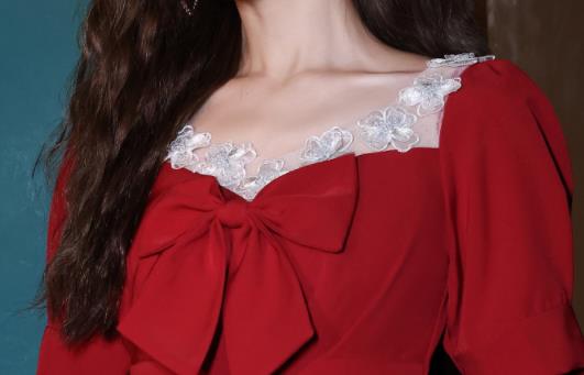 红色礼服配什么样的首饰好看 红色礼服配什么颜色鞋子好看-八凡集