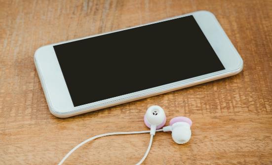 手机落水错误的挽救做法 手机不慎落水有妙招-八凡集