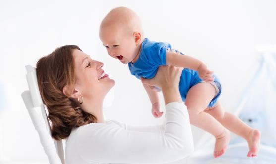 宝宝发热低于38℃别着急喂退烧药 出现这十一种情况快送医