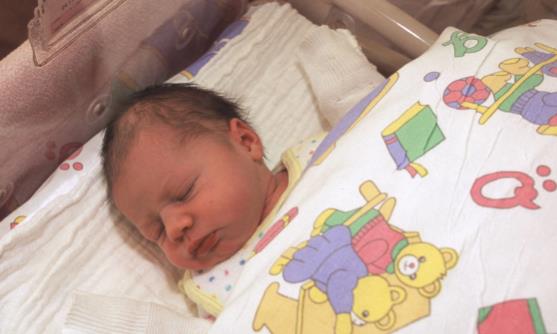 宝宝喝奶之后妈妈会拍嗝吗7招预防宝宝吐奶,照这样做就OK!