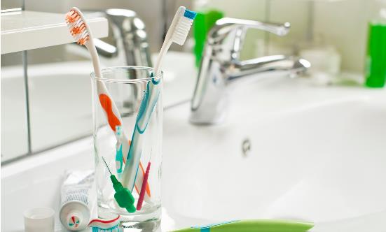 日常牙刷要经常更换 被淘汰的旧牙刷妙用多多-八凡集