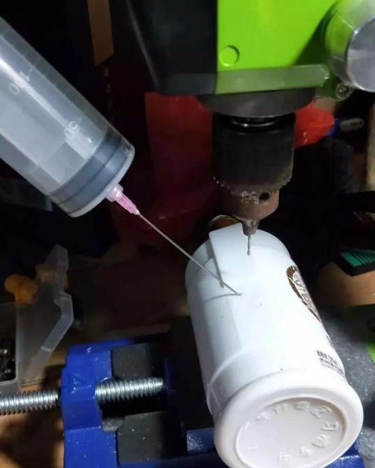 假酒!真瓶装假茅台骗术 嫌疑人借豪车卖货