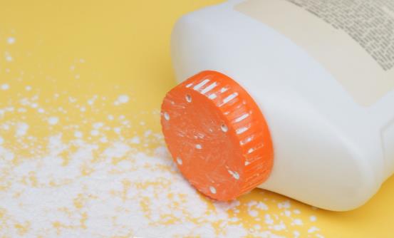 婴儿爽身粉的日常小妙用 如何正确挑选爽身粉-八凡集