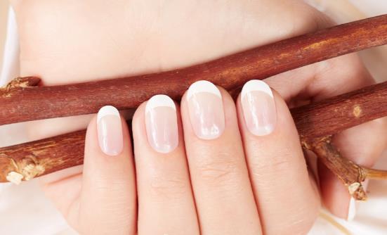 指甲保养也是一门学问 如何处理指甲表面不光滑的情况-八凡集
