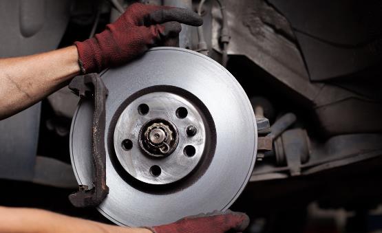 刹车失灵前的4个预兆 车辆在行驶中发生刹车失灵该怎么办-八凡集