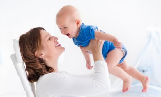 新生儿吐奶正常吗 日常宝宝老是吐奶怎么办-八凡集