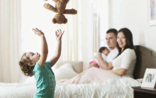 生二胎后如何兼顾一胎孩子-八凡集