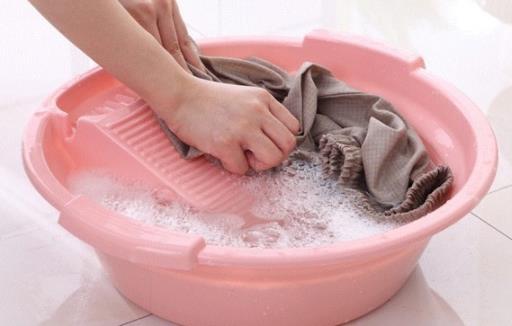 用84消毒液洗衣服会使衣服掉色吗 新买的深色衣服掉色怎么办-八凡集