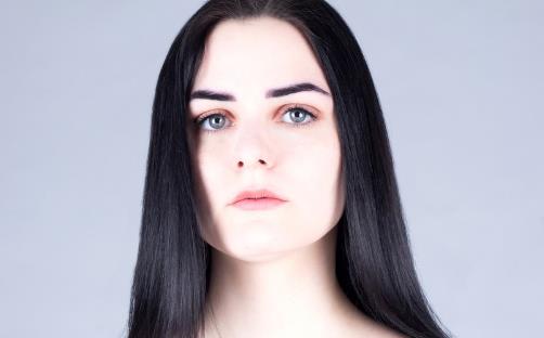 不同肤色穿衣颜色搭配技巧 不同穿搭显出好气色-八凡集