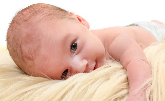 宝宝出现上火可能会有六个表现 宝宝上火护理的三大误区-八凡集