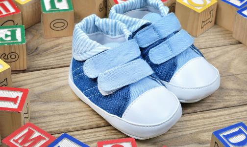 儿童鞋子该如何选择 宝妈给宝宝挑鞋最毁脚的情况-八凡集