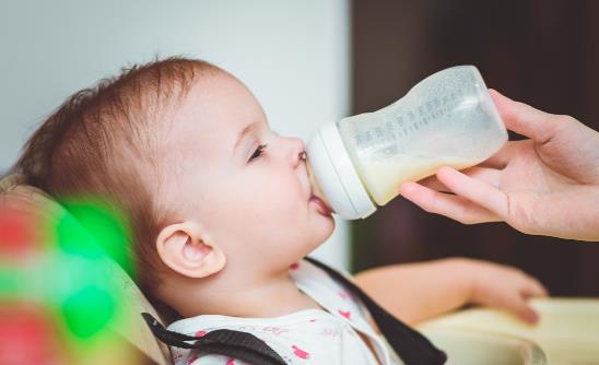 避免这些10妈9错的冲奶法 不让宝宝的健康打折-八凡集