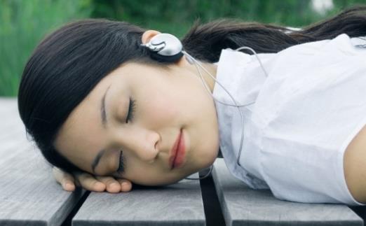 不小心耳机里面进水了 耳机进水具体处理方法-八凡集