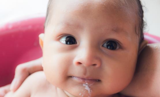 宝宝喝奶之后妈妈会拍嗝吗7招预防宝宝吐奶,照这样做就OK!