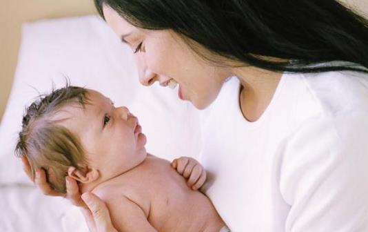 生完孩子白头发是怎么回事-八凡集