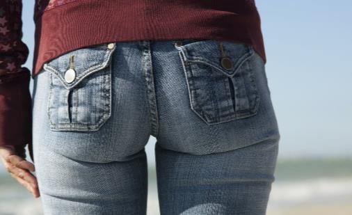 怎样挑选牛仔裤 牛仔裤基本洗涤养护方法-八凡集