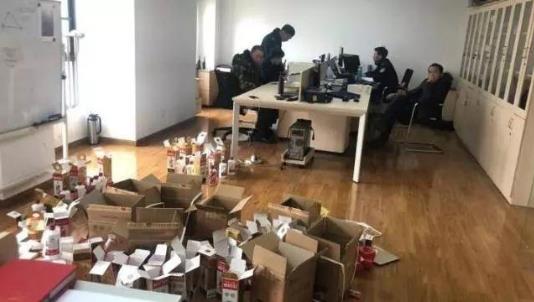 假酒!真瓶装假茅台骗术 嫌疑人借豪车卖货-八凡集