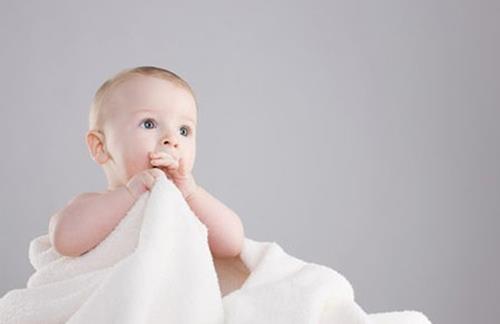 宝宝衣服掉色能穿吗?宝宝衣服掉色咋办-八凡集