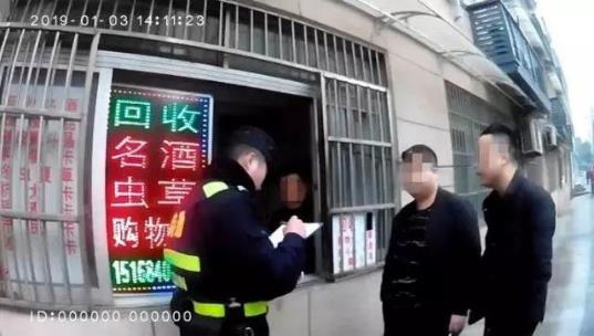 假酒!真瓶装假茅台骗术 嫌疑人借豪车卖货