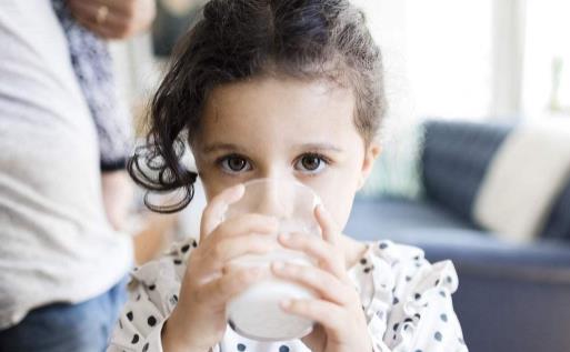 19天婴儿吃100ml正常吗 100ml奶粉婴儿吃几分钟合理-八凡集