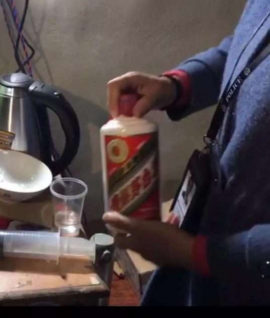 假酒!真瓶装假茅台骗术 嫌疑人借豪车卖货