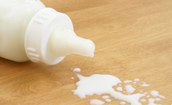 宝宝喝奶之后妈妈会拍嗝吗7招预防宝宝吐奶,照这样做就OK!