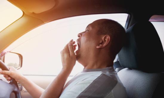 开车犯困别再只会掐大腿 教你开车时如何赶走瞌睡虫-八凡集