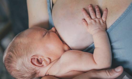 四种喂奶姿势妈妈可以换着来 妈妈们万万不可取的喂奶姿势-八凡集