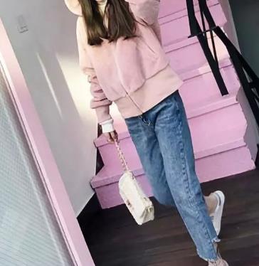 粉色卫衣配什么裤子 如同糖果般甜美俏皮-八凡集