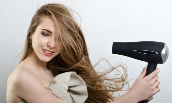 吹风机里缠入了头发怎样清理 如何用吹风机正确吹发-八凡集