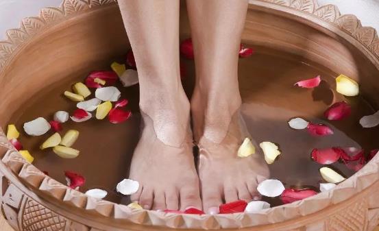 泡脚养生真的不是人人都适合 泡脚应遵循两个原则-八凡集