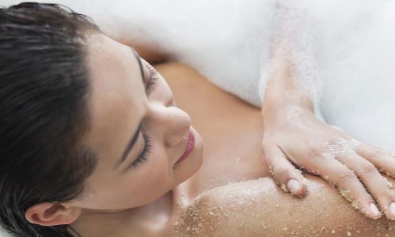 洗澡时你会用沐浴露还是香皂 洗澡前要注意什么事情-八凡集