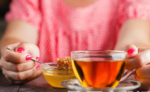 喝蜂蜜水美容养颜 蜂蜜虽好也要适合自己才可以-八凡集