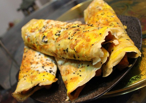 煎饼果子的做法-煎饼果子的吃法讲究-八凡集