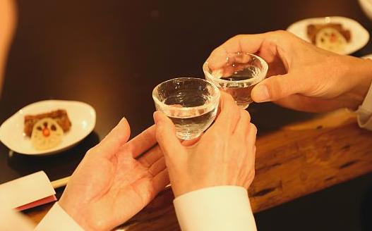 经常赴酒场 酒桌上的喝酒礼仪不可不知-八凡集