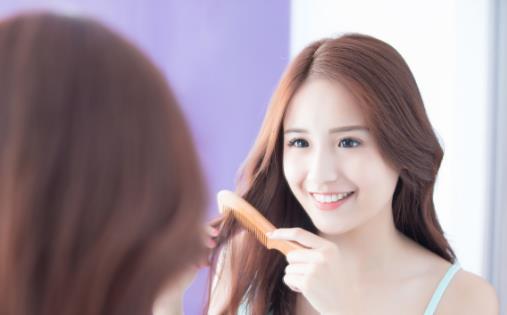 早晚梳头100次,若能坚持六个月,这些喜人变化或许悄悄降