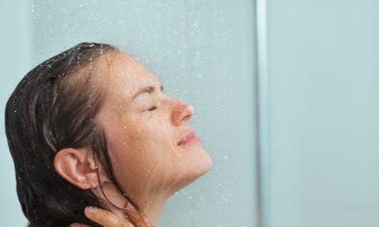 日常洗澡讲究多多 早上洗澡好还是晚上洗澡好-八凡集