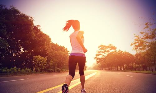 什么时间夜跑最好 夜跑需热身充分才上路-八凡集