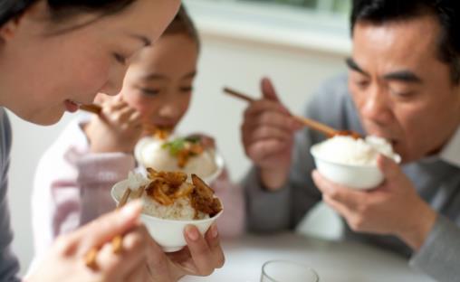 吃饭速度过快的六大伤害 能降低吃饭速度的小妙招-八凡集