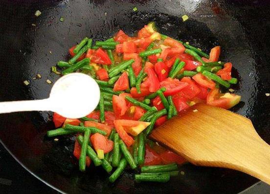 长期大量吃盐影响健康 怎样合理使用食用盐呢?-八凡集