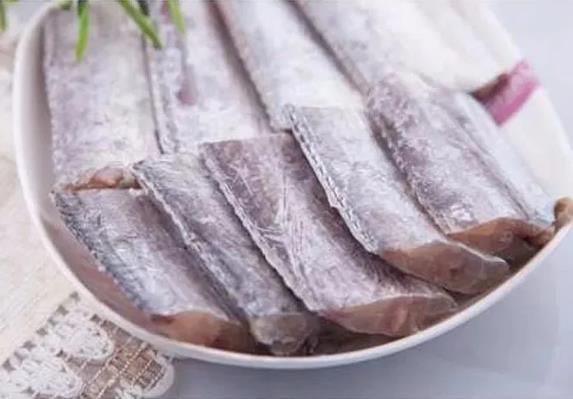 甲醛浸泡过的带鱼,一碰热油就扭曲、炸裂开花,千万别买别吃!-八凡集