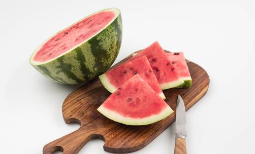 西瓜吃一半,保鲜膜盖住细菌多?三个饮食误区