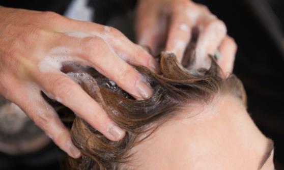 晚上睡觉前洗头有什么影响 洗头的五大禁忌-八凡集