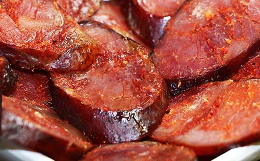 香肠蒸好后为什么有的肠衣发白 香肠蒸熟了冻好还是生着冻好-八凡集