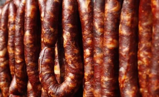 香肠晒出油是好还是坏 香肠出油了怎么办-八凡集