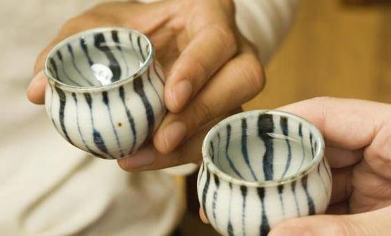 适量喝酒也能带来益处 饮酒有助预防关节炎-八凡集