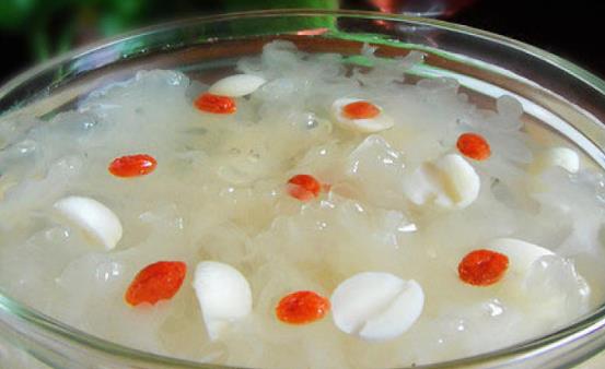 银耳莲子羹清凉解热 银耳莲子羹的做法-八凡集