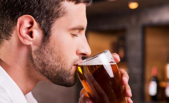 喝酒时伤肝又伤胃的饮食揭秘 喝酒的各种不宜事项-八凡集